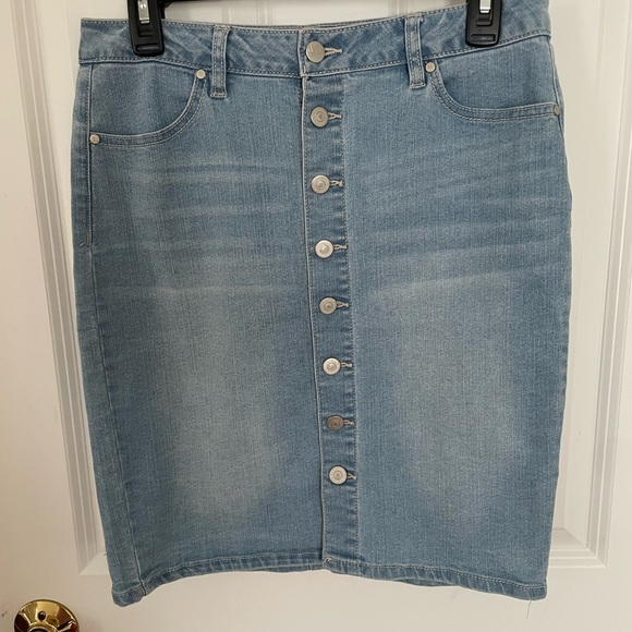 d. jeans Dresses & Skirts - d. jeans Light Wash Button-Front Midi Denim Skirt